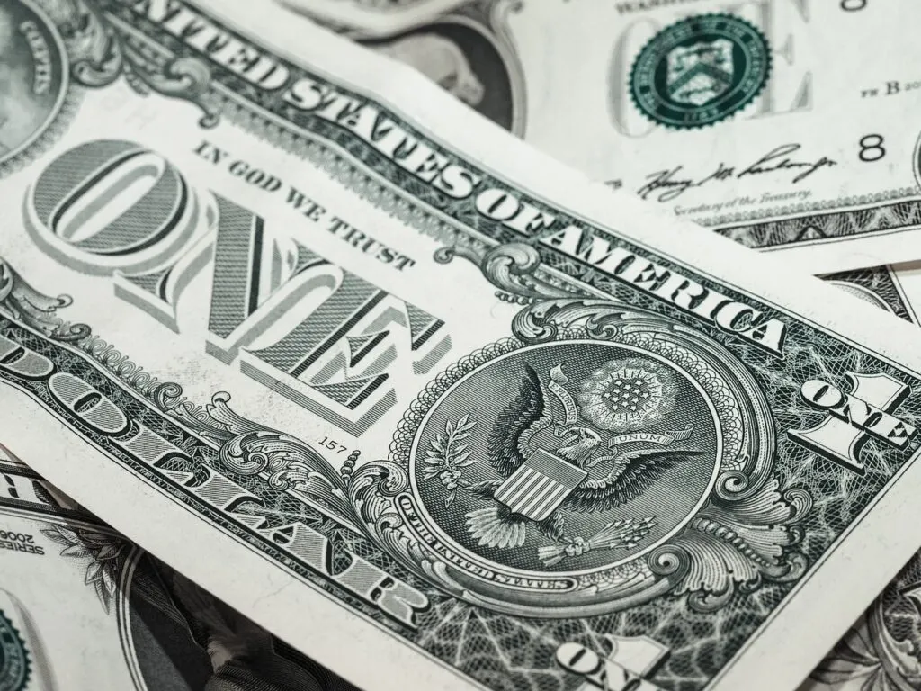 découvrez tout sur le dollar, la monnaie emblématique des états-unis. explorez son histoire, son rôle dans l'économie mondiale et son impact sur les marchés financiers.