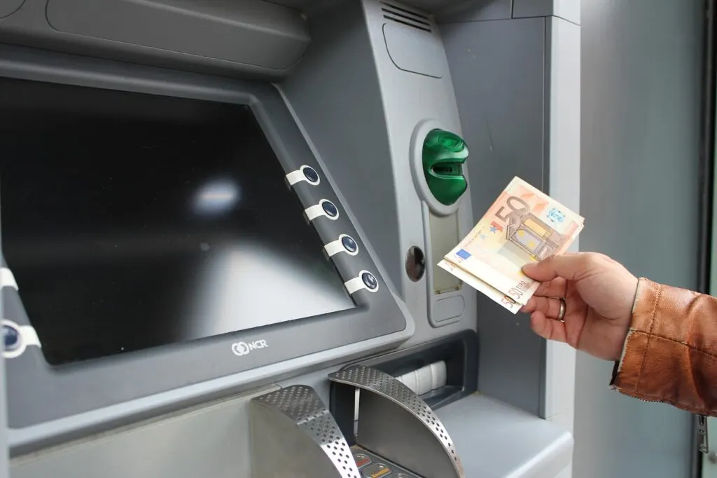 découvrez tout ce que vous devez savoir sur les distributeurs automatiques de bitcoin (atms), où les trouver, comment les utiliser et les avantages qu'ils offrent pour acheter ou vendre des cryptomonnaies facilement.
