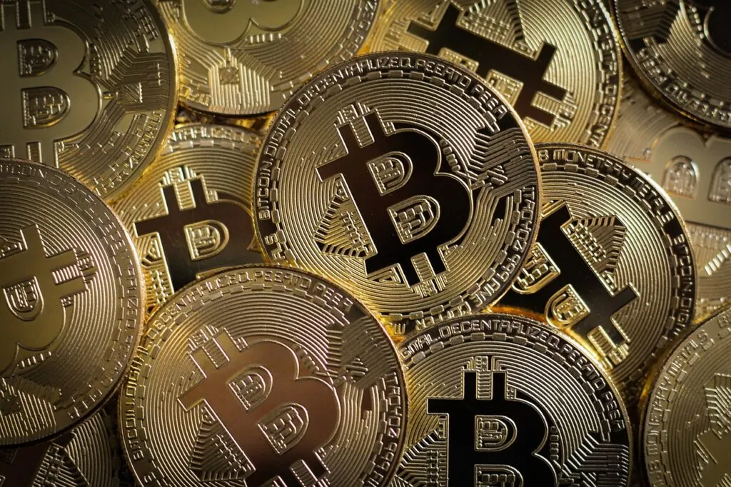 découvrez le bitcoin, la première cryptomonnaie au monde qui révolutionne le système financier. apprenez-en plus sur son fonctionnement, ses avantages, et comment investir dans cet actif numérique sécurisé et décentralisé.
