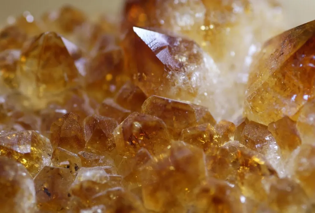 découvrez l'univers fascinant de l'or, un métal précieux qui symbolise la richesse et la beauté. explorez ses propriétés, son histoire, et son utilisation dans divers domaines, tels que la joaillerie, l'architecture et l'investissement.